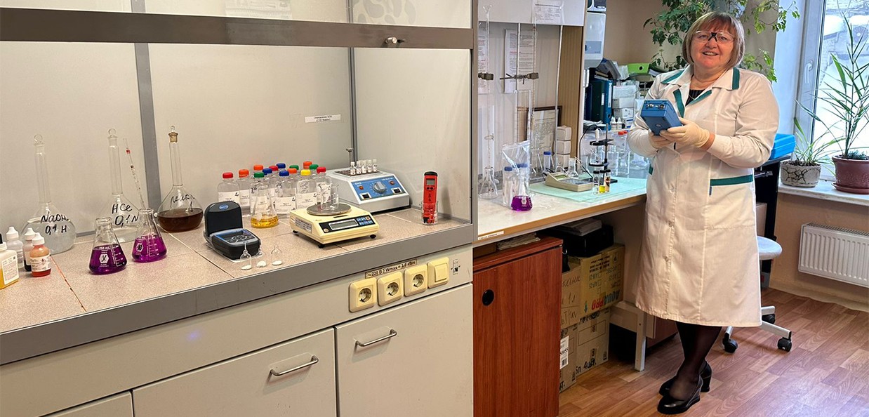 Аналитическая лаборатория Для решения задач, связанных с водоподготовкой, в нашей компании функционирует лаборатория химического анализа питьевой воды.